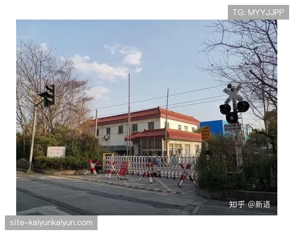 特写：在伯纳乌的“转播指挥中心”，技术人员实时调配38个机位信号