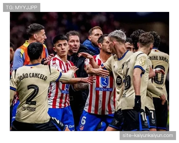 特写:克莱蒙保级关键战取胜,终场哨响后主帅与球员相拥而泣 特写:克莱蒙保级关键战取胜,终场哨响后主帅与球员相拥而泣